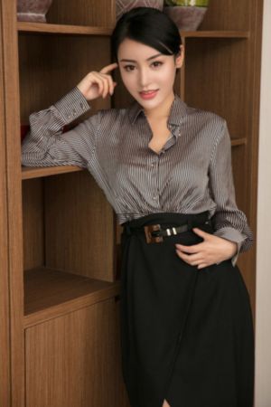 美女露出让男生揉图片