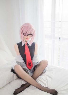 女人脱了内裤趴开腿让男躁动态图